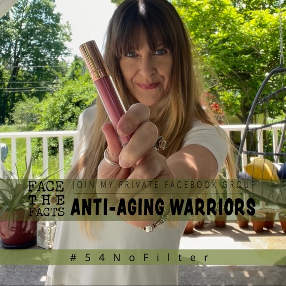 Lip Gloss from the NUDES Collection - Picture 3 of 7